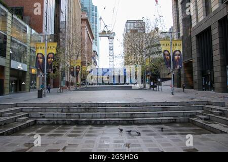 Sydney, Australia. 28 giugno 2021. Gli ordini di soggiorno a domicilio si applicano alla Greater Sydney dopo un focolaio di Covid-19 (coronavirus). Il blocco di due settimane con ordini di soggiorno a domicilio durerà fino alla mezzanotte di venerdì 9 luglio. Nella foto: Martin Place, nel cuore del quartiere centrale degli affari di Sydney, sembra quasi deserta. Credit: Richard Milnes/Alamy Live News Foto Stock