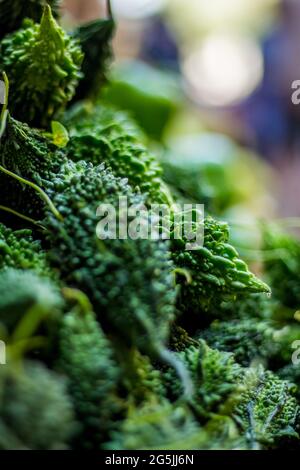 Vista dall'alto della zucca amara sul mercato - melone Bitter, noto anche come zucca amara Foto Stock