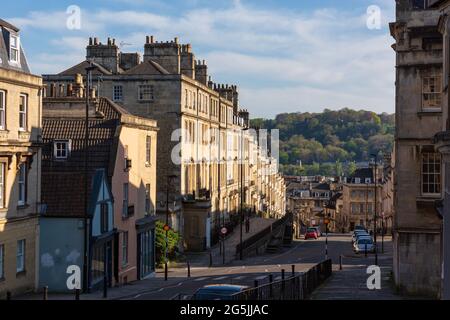 Vista lungo Lansddown Road in una giornata tranquilla e soleggiata. Alexandra Park e Beechen Cliff sono visibili sullo sfondo. Foto Stock