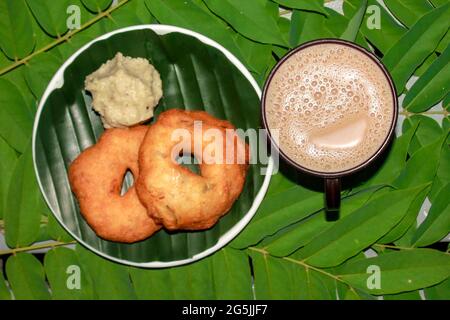 Tè con snack indiano immagine isolata su sfondo verde. Foto Stock