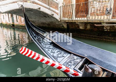 Particolare di una gondola tradizionale con pala dipinta a Venezia, Italia Foto Stock