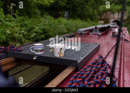 Immagine di viaggio di chiatta sul canale che guarda giù dalla barca sul canale Foto Stock