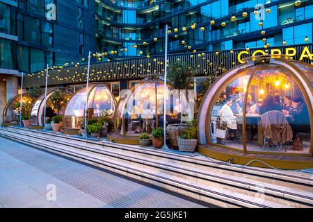 Ristoranti igloos al ristorante Coppa Club sulla riva del Tamigi, Tower, Hill, London, UK Foto Stock