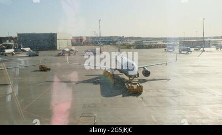 Parcheggiato l'aereo all'aeroporto di Mosca attraverso il cancello. Manutenzione e preparazione dell'aeromobile per il reggimento Foto Stock