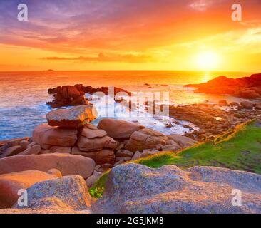 Francia, Bretagna, Costa de Granit Rose, alba sulla costa, Foto Stock
