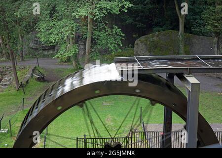 Ruota ad acqua ad Aberdulais, Neath, Galles. Tempo di esposizione lungo, che mostra la ruota in funzione Foto Stock