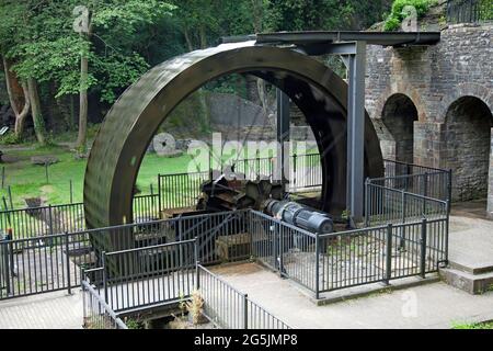 Ruota ad acqua ad Aberdulais, Neath, Galles. Tempo di esposizione lungo, che mostra la ruota in funzione Foto Stock