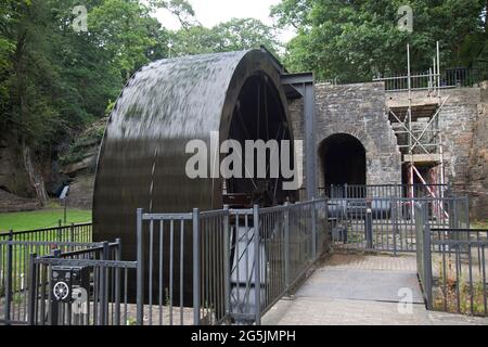 Ruota ad acqua ad Aberdulais, Neath, Galles. Tempo di esposizione lungo, che mostra la ruota in funzione Foto Stock