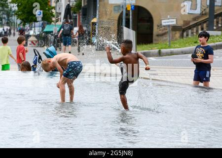 Freiburg im Breisgau, Germania, 26 giugno 2021: Il memoriale sulla piazza della vecchia sinagoga attira i bambini a giocare con il tempo ragionevolmente caldo Foto Stock