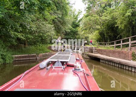 Immagine di viaggio di chiatta sul canale che guarda giù dalla barca sul canale Foto Stock