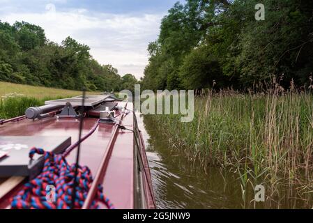 Immagine di viaggio di chiatta sul canale che guarda giù dalla barca sul canale Foto Stock