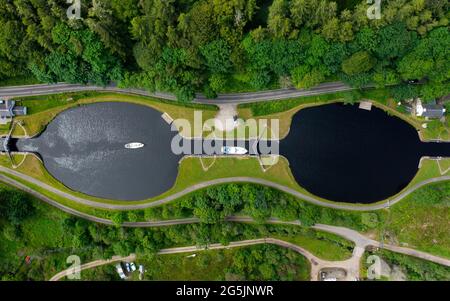Crinan, Scozia, Regno Unito. 28 giugno 2021. Vista aerea del volo di chiuse sul canale Crinan in Argyll & Bute. Piogge basse per diversi mesi e un inverno relativamente asciutto significa che i livelli di acqua nel canale sono bassi. Potrebbero essere introdotte restrizioni sulle navi che utilizzano il canale se il tempo secco continua per tutta l'estate. Iain Masterton/Alamy Live News Foto Stock