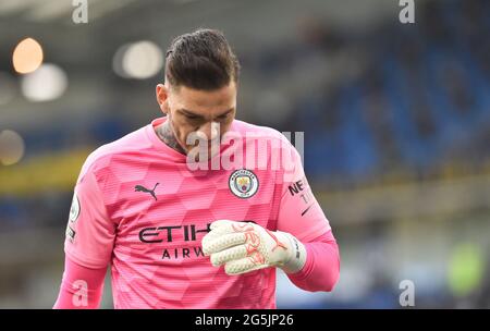 Portiere Ederson di Manchester City durante la partita della Premier League tra Brighton e Hove Albion e Manchester City all'American Express Stadium , Brighton , Regno Unito - 18 maggio 2021 - solo per uso editoriale. Nessuna merchandising. Per le immagini di calcio si applicano restrizioni fa e Premier League inc. Nessun utilizzo di Internet/mobile senza licenza FAPL - per i dettagli contattare Football Dataco Foto Stock