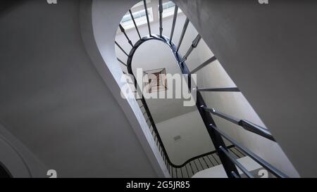 Lussuosa scalinata nella spaziosa Mansion con elementi luminosi e un elegante railing. Design moderno per scale eleganti illuminate Foto Stock