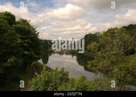 Vista del fiume tweed a Coldstream in estate Foto Stock