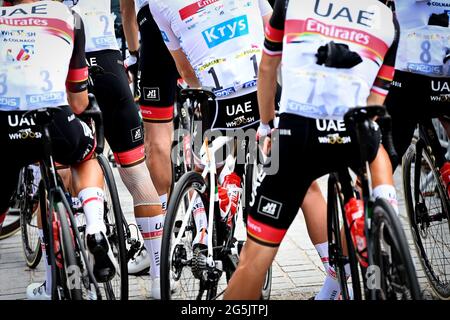 I piloti del Team Emirates degli Emirati Arabi Uniti sono raffigurati all'inizio della terza tappa della 108a edizione della corsa ciclistica Tour de France, 182,9 km da Lorient a Pon Foto Stock