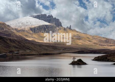 vecchio uomo della formazione rocciosa di storr sopra l'isola del lago fada di skye Foto Stock