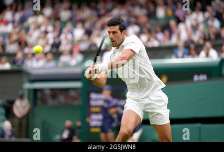 Novak Djokovic in azione contro Jack Draper sul campo centrale il giorno uno di Wimbledon all'All England Lawn Tennis and Croquet Club, Wimbledon. Data immagine: Lunedì 28 giugno 2021. Foto Stock
