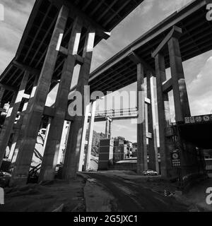 Enormi pilastri in cemento per l'autostrada in costruzione in Cina Foto Stock