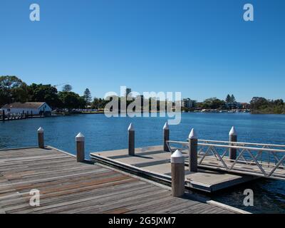 Bella vista del lago Wallis in Forster Beach NSW Australia grande pesca lotti di ristoranti turistici acque cristalline blu per nuotare e canoa Foto Stock