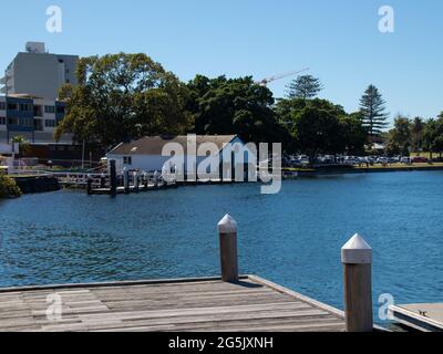 Bella vista del lago Wallis in Forster Beach NSW Australia grande pesca lotti di ristoranti turistici acque cristalline blu per nuotare e canoa Foto Stock