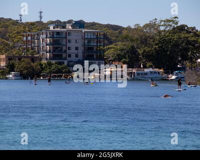 Bella vista del lago Wallis in Forster Beach NSW Australia grande pesca lotti di ristoranti turistici acque cristalline blu per nuotare e canoa Foto Stock