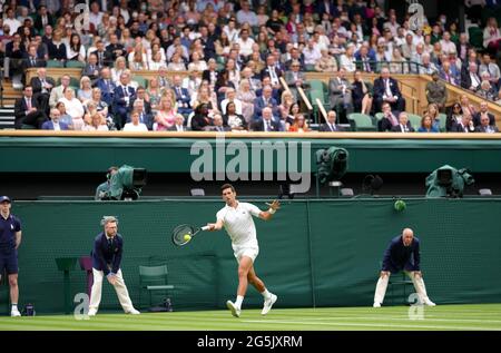 Novak Djokovic in azione contro Jack Draper sul campo centrale il giorno uno di Wimbledon all'All England Lawn Tennis and Croquet Club, Wimbledon. Data immagine: Lunedì 28 giugno 2021. Foto Stock