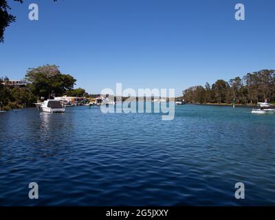 Bella vista del lago Wallis in Forster Beach NSW Australia grande pesca lotti di ristoranti turistici acque cristalline blu per nuotare e canoa Foto Stock