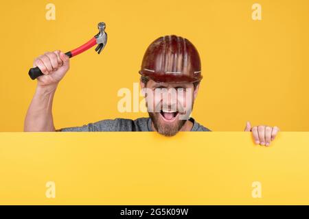 annuncio. felice giorno di lavoro. felice uomo maturo in casco con martello. Foto Stock