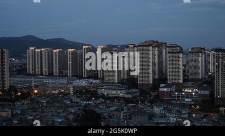 Proprietà residenziale di recente costruzione nella città cinese di Kunming con un numero di abitanti molto elevato Foto Stock