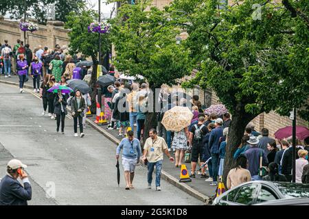 WIMBLEDON LONDRA 28 giugno 2021. Lunghe file di tifosi di tennis che si accodano sotto la pioggia al mattino per entrare nei campi prima dell'inizio del gioco il giorno uno delle navi Wimbledon Championshionship. Il torneo dell'anno scorso è stato annullato a causa della pandemia del Covid-19 per la prima volta dalla seconda guerra mondiale e si svolgerà dal 28 giugno al 11 luglio con una capacità ridotta del 50% e saranno ammessi solo gli spettatori con biglietti preordinati e non sarà consentito fare la coda o il campeggio. Credit amer Ghazzal/Alamy Live News Foto Stock