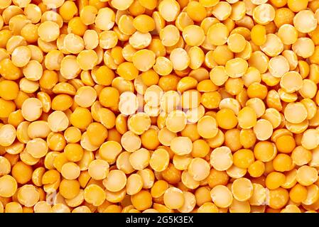 Secco giallo spaccare piselli sfondo. Metà dei piselli di legume gialli. Foto Stock