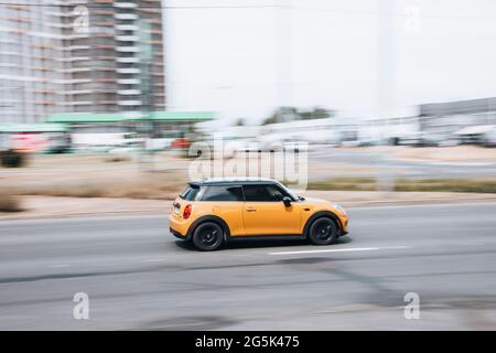 Ucraina, Kiev - 27 giugno 2021: AUTO gialla MINI Hatch in movimento per la strada. Editoriale Foto Stock