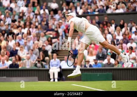 Jack Draper in azione contro Novak Djokovic sul campo centrale il giorno uno di Wimbledon presso l'All England Lawn Tennis and Croquet Club, Wimbledon. Data immagine: Lunedì 28 giugno 2021. Foto Stock