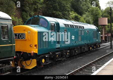 Una locomotiva diesel-elettrica di classe 37 presso la stazione di Bewdley, Worcestershire, Regno Unito. Foto Stock