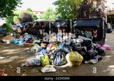 Roma, Italia. 28 Giugno 2021. Bidoni sommersi da rifiuti, nella zona orientale della città di Roma. Da settimane Roma ha vissuto l'emergenza dei rifiuti con un continuo rimbalzo delle responsabilità tra il comune di Roma e la Regione Lazio, mentre l'associazione dei medici ha messo in guardia contro il rischio di una crisi igienica. (Foto di Vincenzo Nuzzolese/SOPA Images/Sipa USA) Credit: Sipa USA/Alamy Live News Foto Stock