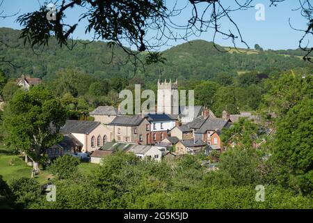 Vista su Dartmoor villaggio di Lustleigh con la chiesa e cottage, Lustleigh, Dartmoor National Park, Devon, Inghilterra, Regno Unito, Europa Foto Stock