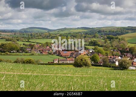 Vista sulla campagna e sul villaggio di Iwerne Courtney (Shroton) visto dal sentiero, vicino a Blandford Forum, Dorset, Inghilterra, Regno Unito, Europa Foto Stock