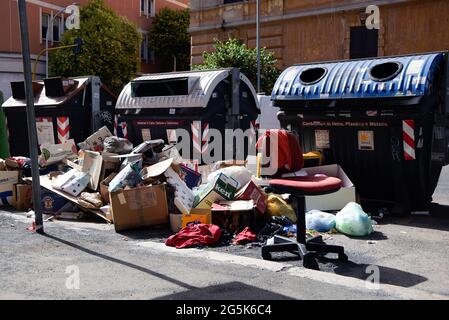 Roma, Italia. 28 Giugno 2021. Bidoni sommersi da rifiuti, nella zona orientale della città di Roma. Da settimane Roma ha vissuto l'emergenza dei rifiuti con un continuo rimbalzo delle responsabilità tra il comune di Roma e la Regione Lazio, mentre l'associazione dei medici ha messo in guardia contro il rischio di una crisi igienica. Credit: SOPA Images Limited/Alamy Live News Foto Stock