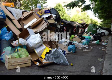 Roma, Italia. 28 Giugno 2021. Bidoni sommersi da rifiuti, nella zona orientale della città di Roma. Da settimane Roma ha vissuto l'emergenza dei rifiuti con un continuo rimbalzo delle responsabilità tra il comune di Roma e la Regione Lazio, mentre l'associazione dei medici ha messo in guardia contro il rischio di una crisi igienica. Credit: SOPA Images Limited/Alamy Live News Foto Stock