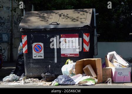 Roma, Italia. 28 Giugno 2021. Cestino circondato da rifiuti, a est della città di Roma. Da settimane Roma ha vissuto l'emergenza dei rifiuti con un continuo rimbalzo delle responsabilità tra il comune di Roma e la Regione Lazio, mentre l'associazione dei medici ha messo in guardia contro il rischio di una crisi igienica. Credit: SOPA Images Limited/Alamy Live News Foto Stock