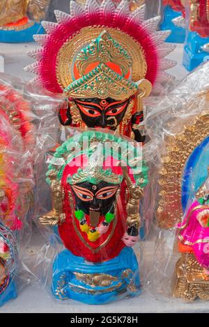 Idolo argilloso colorato della Dea Kali. In esposizione per la vendita a Kalighat, Kolkata, Bengala Occidentale, India Foto Stock