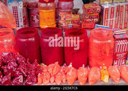 Kolkata, Bengala Occidentale, India - 15 aprile 2019 : polvere Rossa, chiamata indoor in Bengalese, è un simbolo di matrimonio per le donne sposate indù. In vendita Foto Stock