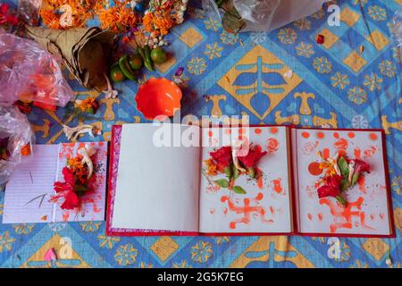 I nuovi libri contabili aperti per iniziare a scrivere nel nuovo anno, sono in corso di adorazione il giorno favorevole del nuovo anno bengalese, chiamato nabobarsho. Sacro ibisco f Foto Stock