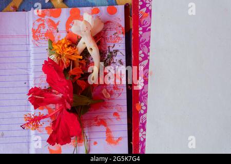 Nuovo libro di conti aperto per iniziare a scrivere nel nuovo anno, sono in adorazione il giorno di buon auspicio del nuovo anno bengalese, chiamato nabobarsho. Fiori di ibisco Foto Stock