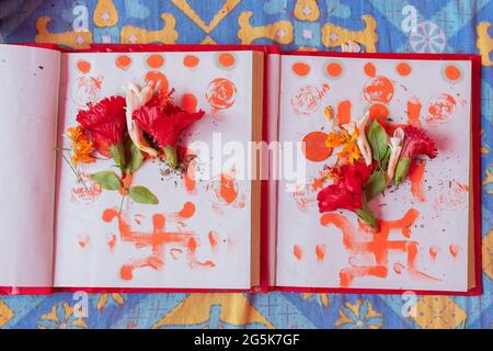 Nuovo libro di conti aperto per iniziare a scrivere nel nuovo anno, sono in adorazione il giorno di buon auspicio del nuovo anno bengalese, chiamato nabobarsho. Fiori di ibisco Foto Stock