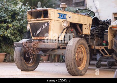 SANTA MARIA CAPUA VETERE, ITALIA - Mar 30, 2021: Trattore Lamborghini in campo, Caserta, Italia, 30 Marzo 2021. Foto Stock