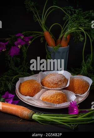 piccole torte di carote con zucchero in polvere adatte per la colazione Foto Stock