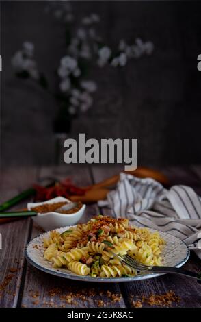 fusilli di pasta italiana con zucchine e pangrattato Foto Stock