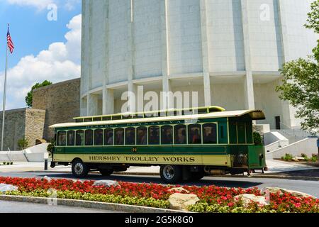 Hershey, PA, USA – 27 giugno 2021: Il tram Hershey parcheggiava presso la Founders Hall della Milton Hershey School. Foto Stock